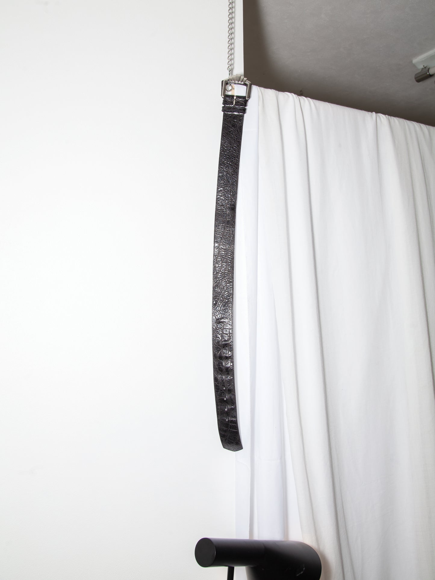 Versace – Textured Leather Belt with Sculptural Silver Buckle