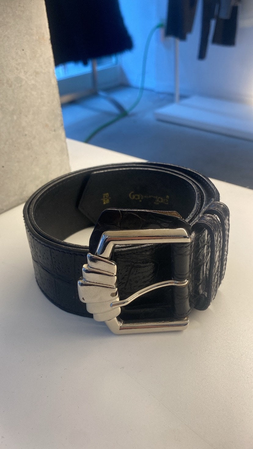 Versace – Textured Leather Belt with Sculptural Silver Buckle