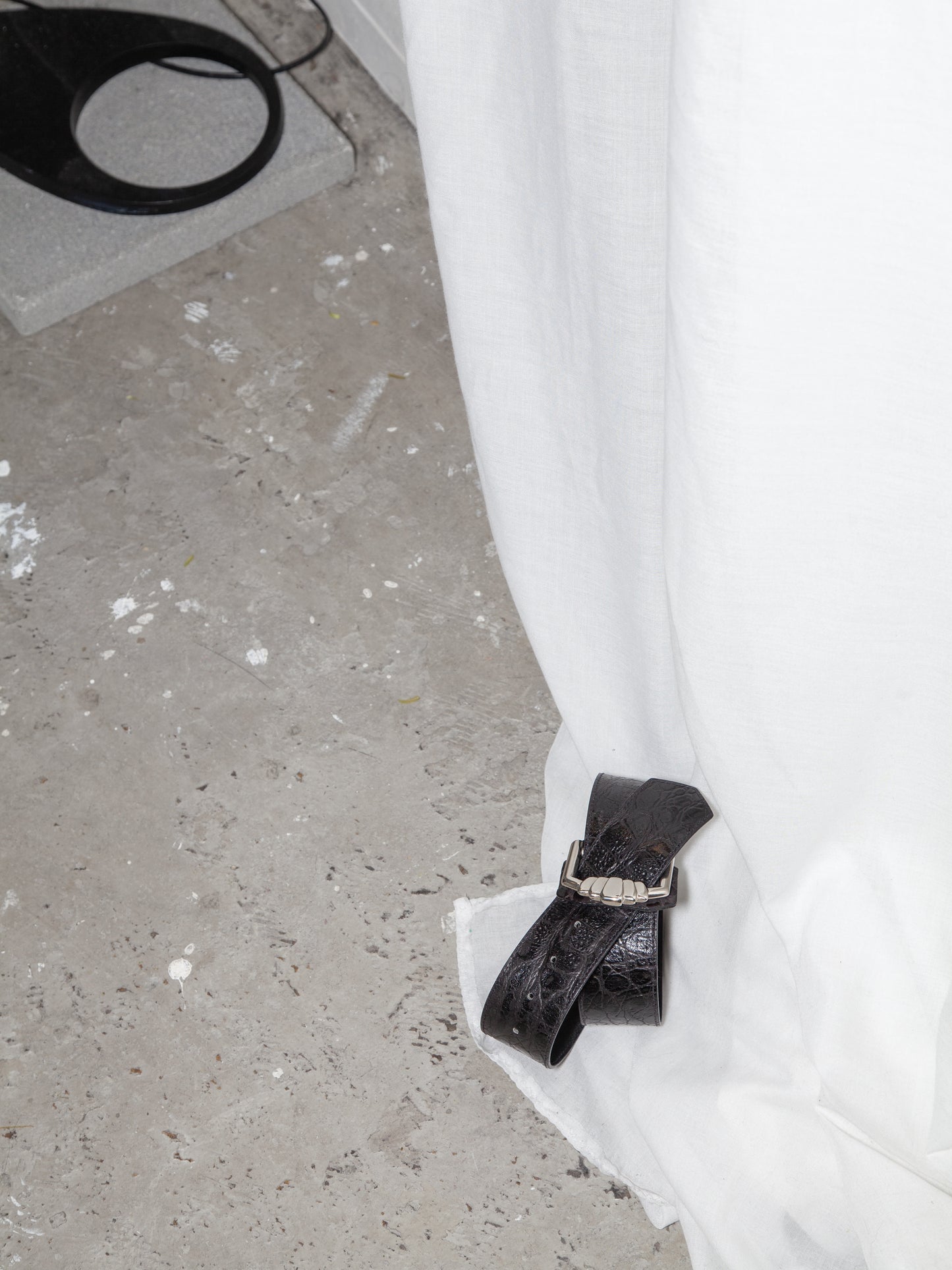 Versace – Textured Leather Belt with Sculptural Silver Buckle